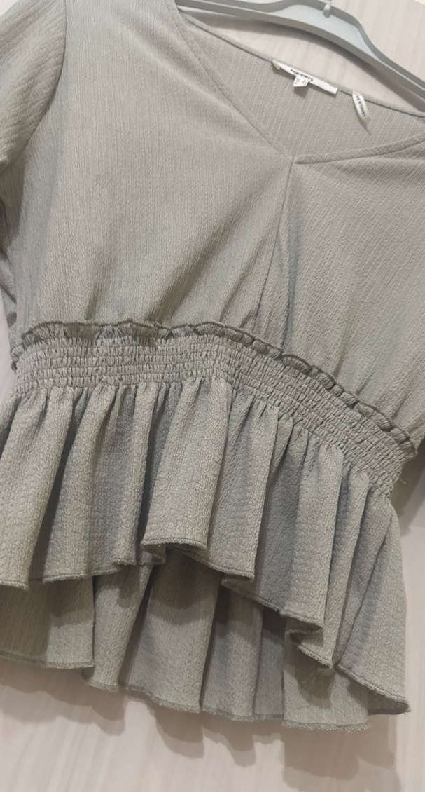 Gri V Yaka Kısa Kollu Pliseli Bluz - Görsel 2