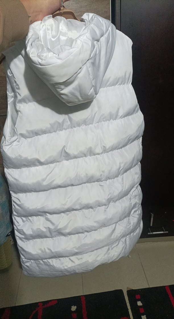 Beyaz Yüksek Yakalı Kadın Şişme Yelek - Görsel 3