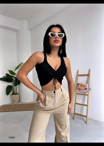 Siyah V Yaka İnce Askılı Crop Top