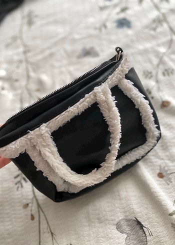 Beyaz Peluş Detaylı Kadın Çanta