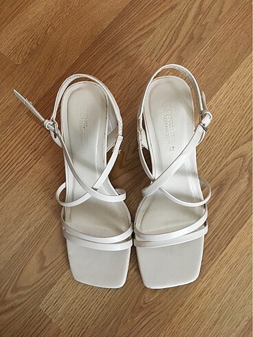 37 Beden ten rengi Renk Pull and bear çapraz bantlı sandalet
