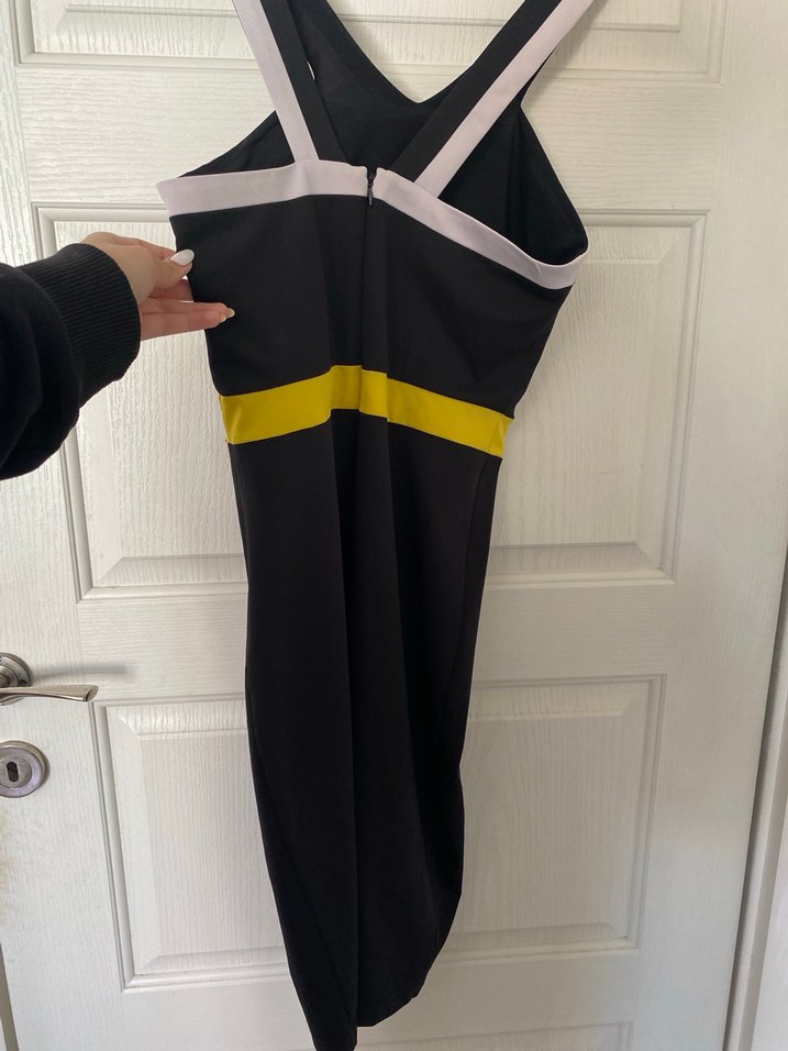 Vücuda oturan siyah elbise - Görsel 4