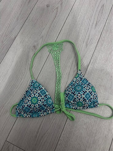 Penti dantelli bikini üstü