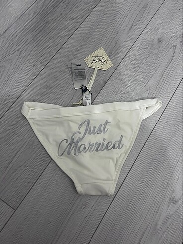 Beyaz just married bikini altı