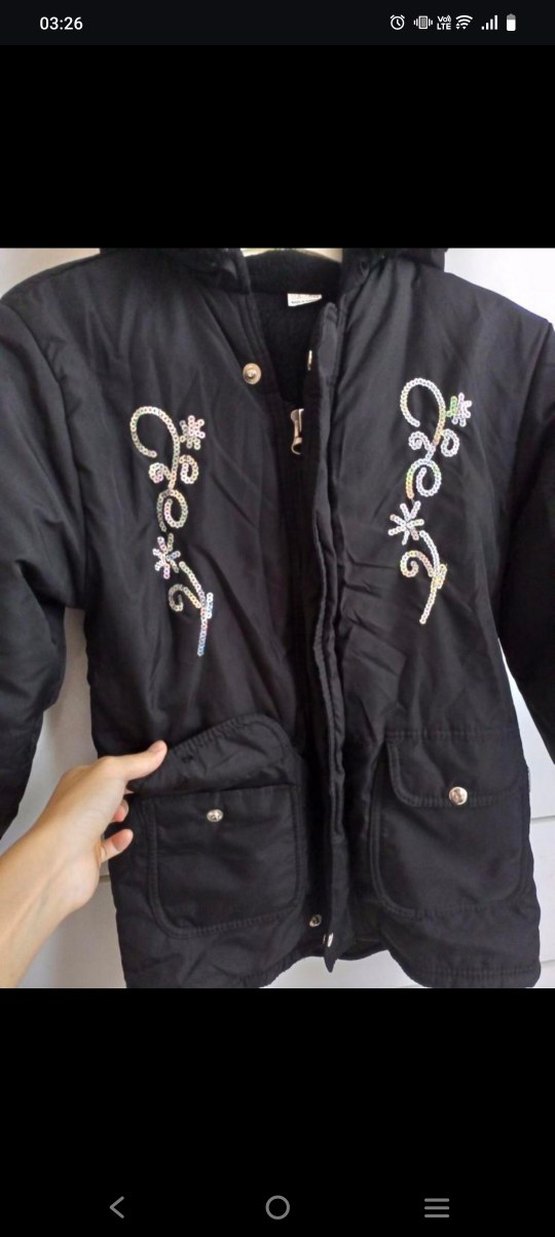 Kız Çocuk Siyah Kapüşonlu Nakışlı Mont - Görsel 2