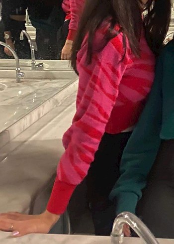 Kırmızı Zebra Desenli Yüksek Yakalı Kadın Kazak - Görsel 3