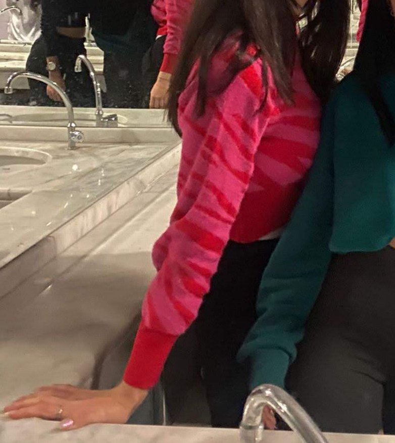 Kırmızı Zebra Desenli Yüksek Yakalı Kadın Kazak - Görsel 3