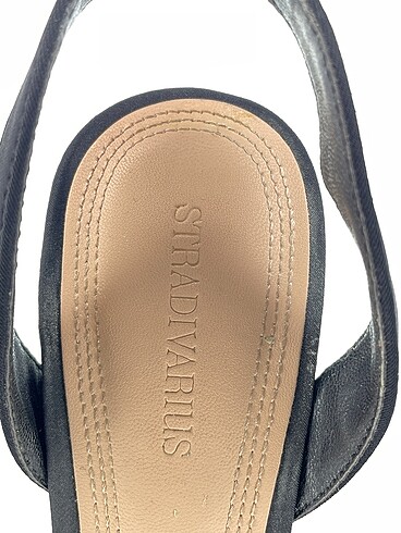 36 Beden siyah Renk Stradivarius Stiletto %70 İndirimli.
