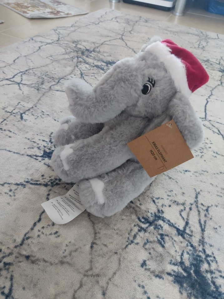 Gri fil peluş oyuncak, kırmızı şapkalı - Görsel 2