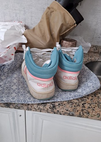 Beyaz-pembe bağcıklı kadın spor ayakkabısı - Görsel 2