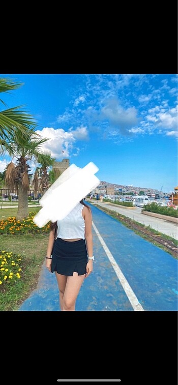 Siyah şortlu etek