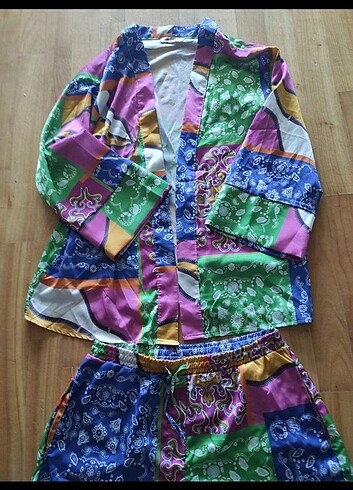 Saten sort kimono