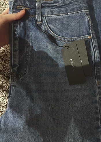 Prada Kadın pantolon manken duruşu son görselde - Görsel 4