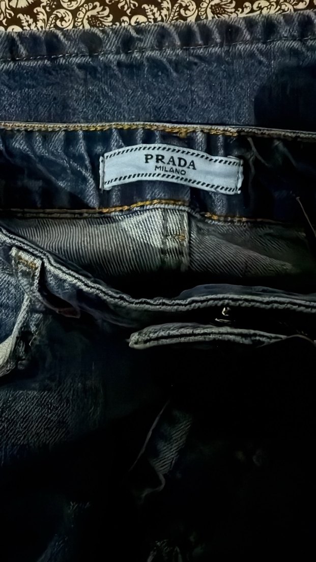 Prada Kadın pantolon manken duruşu son görselde - Görsel 2