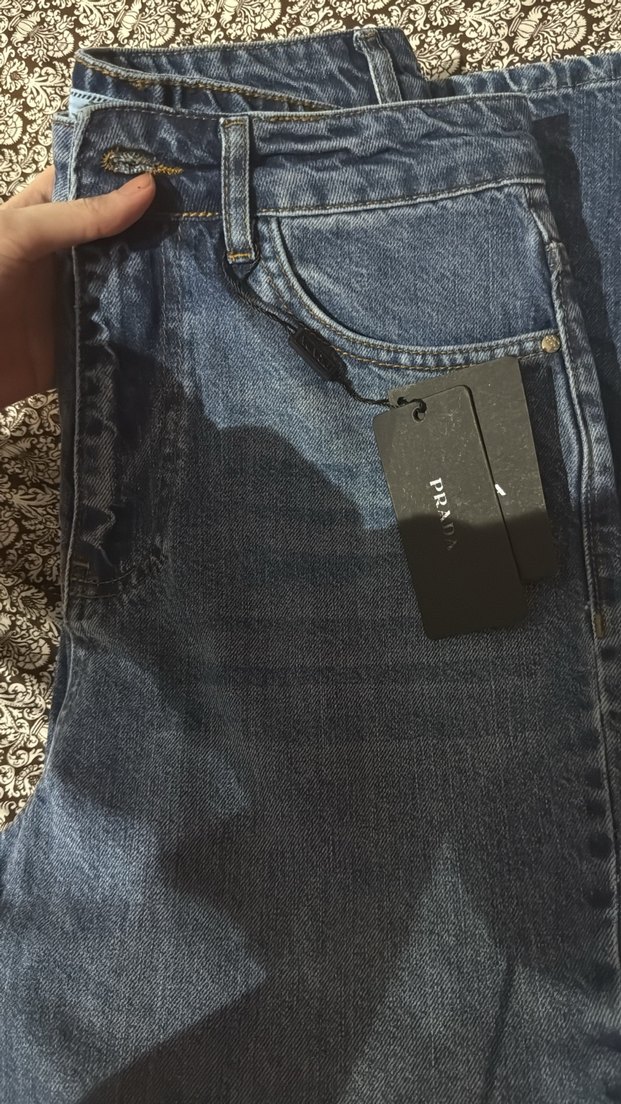 Prada Kadın pantolon manken duruşu son görselde - Görsel 4