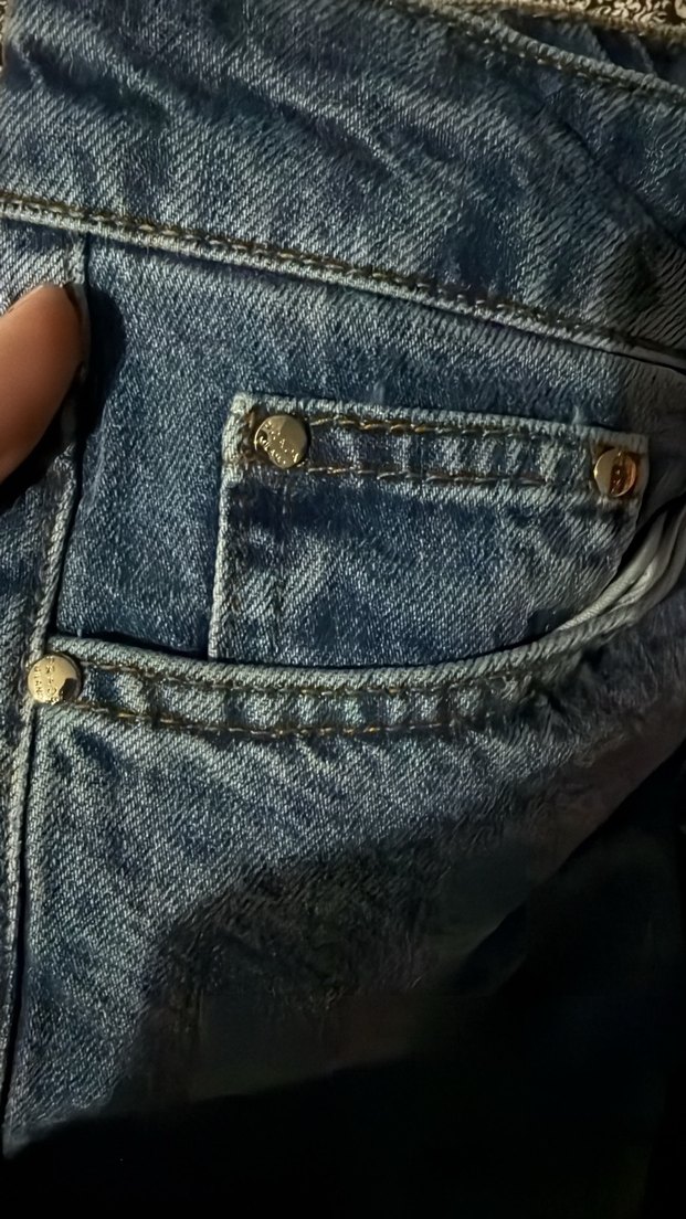 Prada Kadın pantolon manken duruşu son görselde - Görsel 3