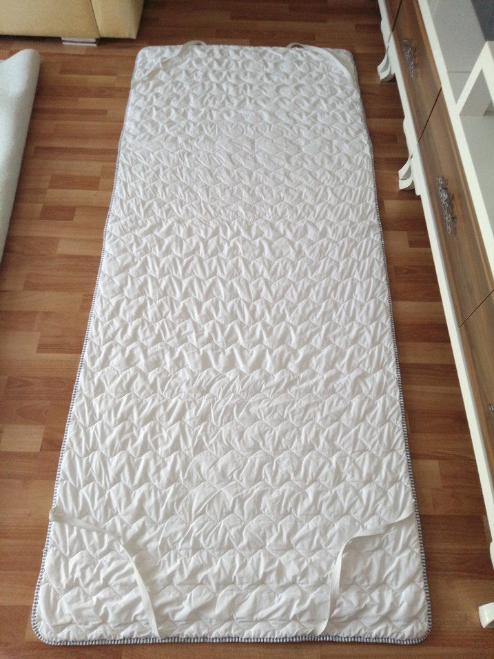 Beyaz Parlak Yatak Koruyucu - Görsel 3