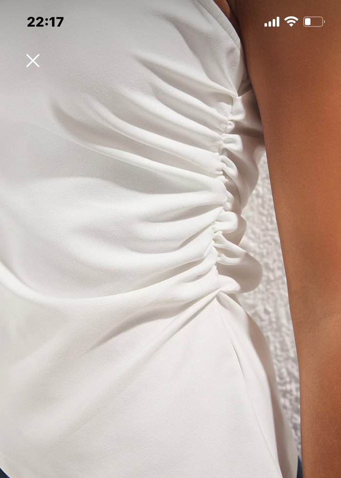 Drapeli Beyaz Kolsuz Bluz - Görsel 2