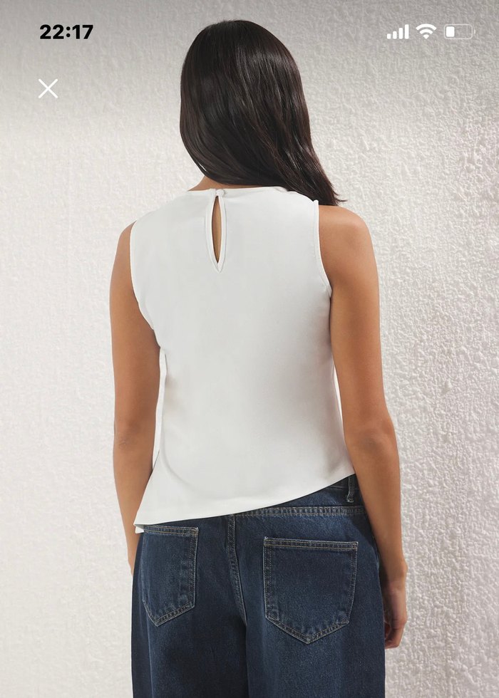 Drapeli Beyaz Kolsuz Bluz - Görsel 3