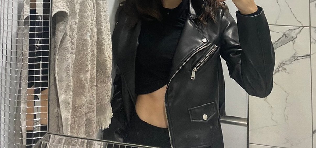 Kemer Detaylı Siyah Mini Deri Biker Ceket - Görsel 4