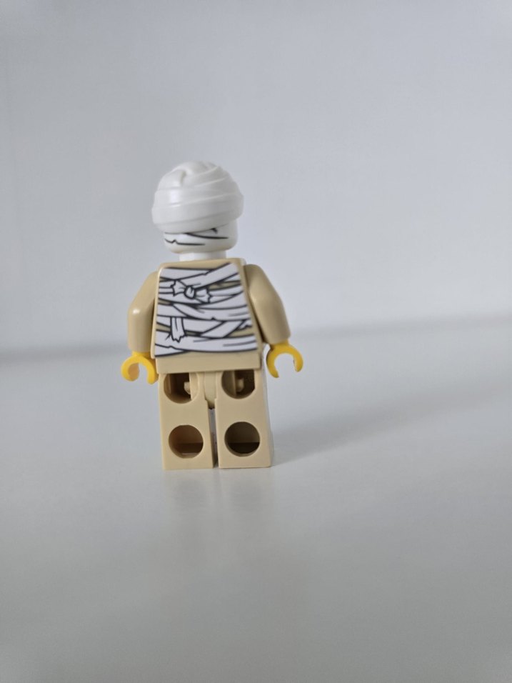 Beyaz ve Gri Lego Mumya Figürü - Görsel 2