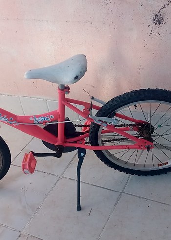 Pembe Renkli Üç Tekerlekli Bisiklet