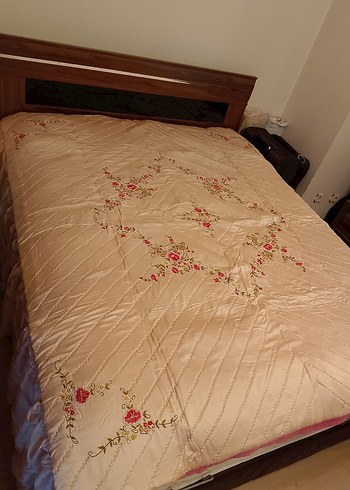 Beden çeşitli Renk Nakışlı Pudra Rengi Yatak Örtüsü