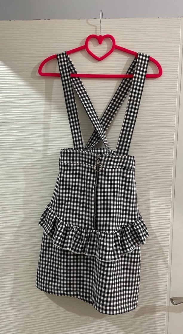 Siyah -beyaz kareli askılı tulum - Görsel 2