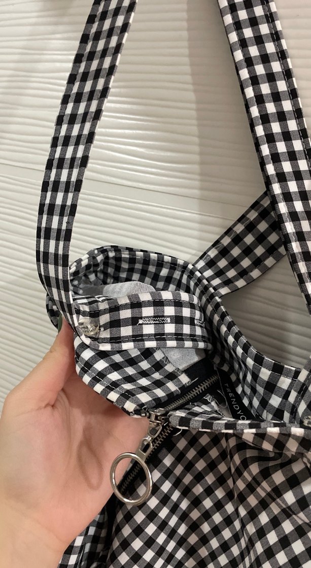 Siyah -beyaz kareli askılı tulum - Görsel 4