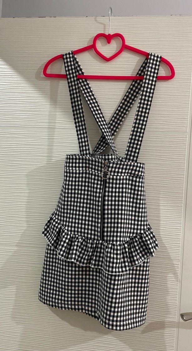 Siyah -beyaz kareli askılı tulum - Görsel 3