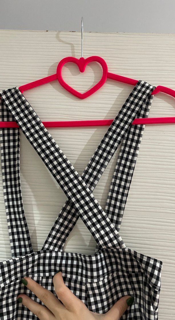 Siyah -beyaz kareli askılı tulum - Görsel 5