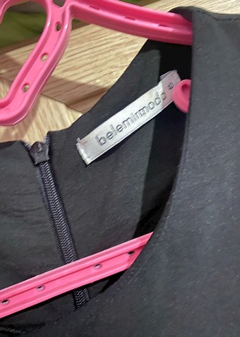 Uzun Kollu Siyah Fırfırlı Uzun yırtmaçlı Elbise - Görsel 4