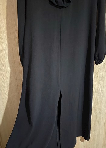 Uzun Kollu Siyah Fırfırlı Uzun yırtmaçlı Elbise - Görsel 2