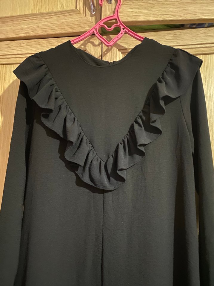 Uzun Kollu Siyah Fırfırlı Uzun yırtmaçlı Elbise - Görsel 3