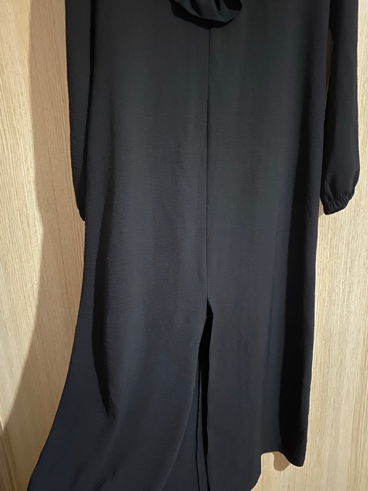 Uzun Kollu Siyah Fırfırlı Uzun yırtmaçlı Elbise - Görsel 2