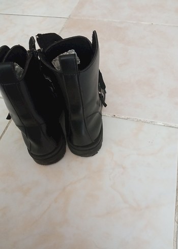 32 Beden Siyah Parlak Tokalı Blok Topuklu çocuk Bot