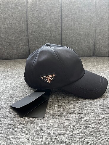Prada şapka