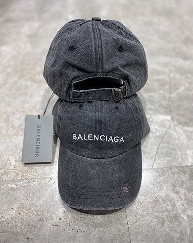 Balenciaga şapka