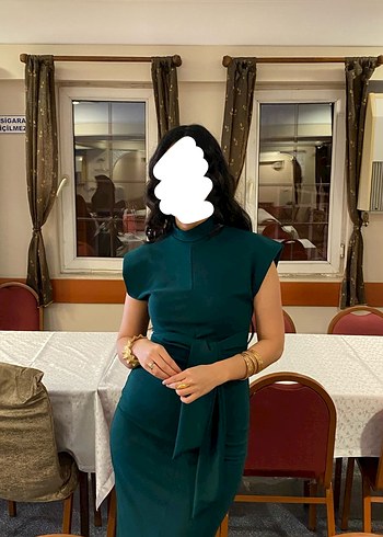 Kolsuz Yüksek Yakalı Zümrüt Yeşili Kalem Elbise