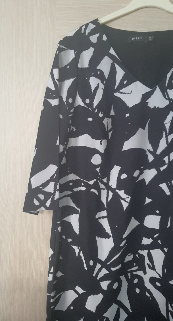 V Yaka Siyah Gri Desenli Midi Elbise - Görsel 4