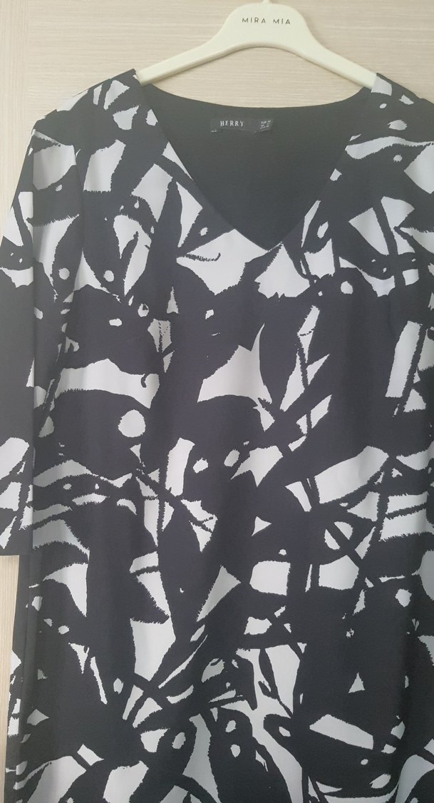 V Yaka Siyah Gri Desenli Midi Elbise - Görsel 3