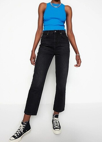 Trendyol & Milla Siyah yüksek bel straight Jean pantolon.