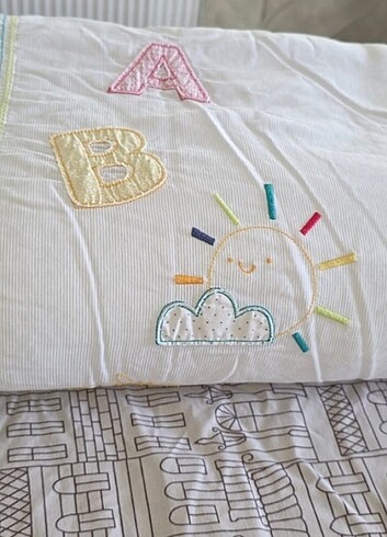 NAKIŞLI PASTEL BEYAZ BEBEK YUMUŞAK HAFİF YORGAN - Görsel 2