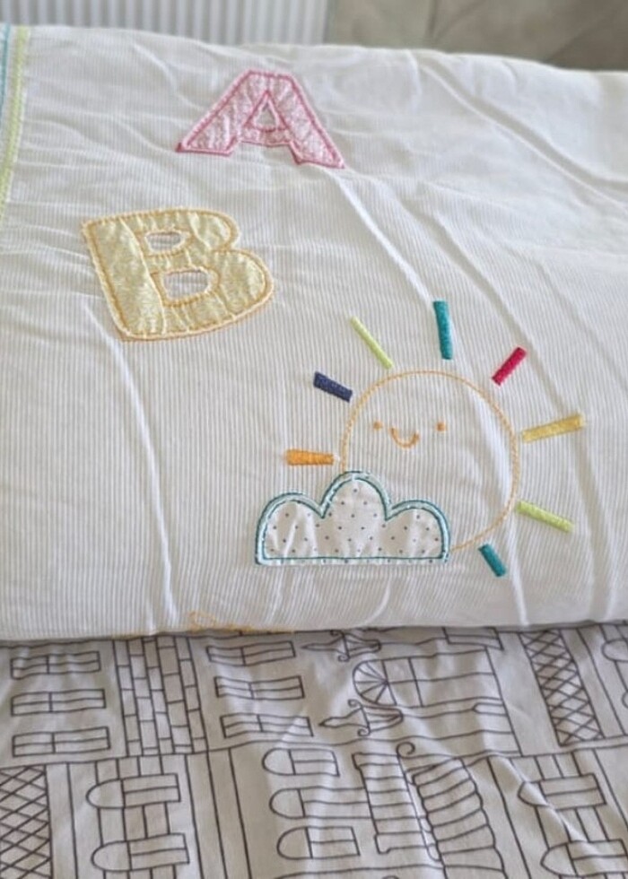 NAKIŞLI PASTEL BEYAZ BEBEK YUMUŞAK HAFİF YORGAN - Görsel 2