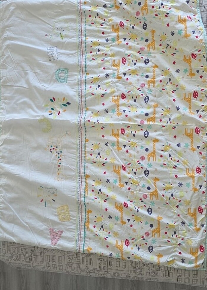 NAKIŞLI PASTEL BEYAZ BEBEK YUMUŞAK HAFİF YORGAN - Görsel 3