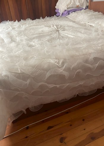 İşlemeli Beyaz Parlak Yatak Örtüsü - Görsel 3