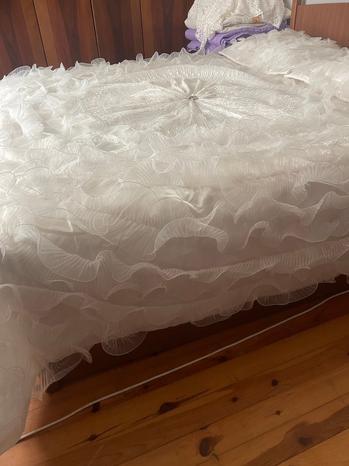 İşlemeli Beyaz Parlak Yatak Örtüsü - Görsel 3