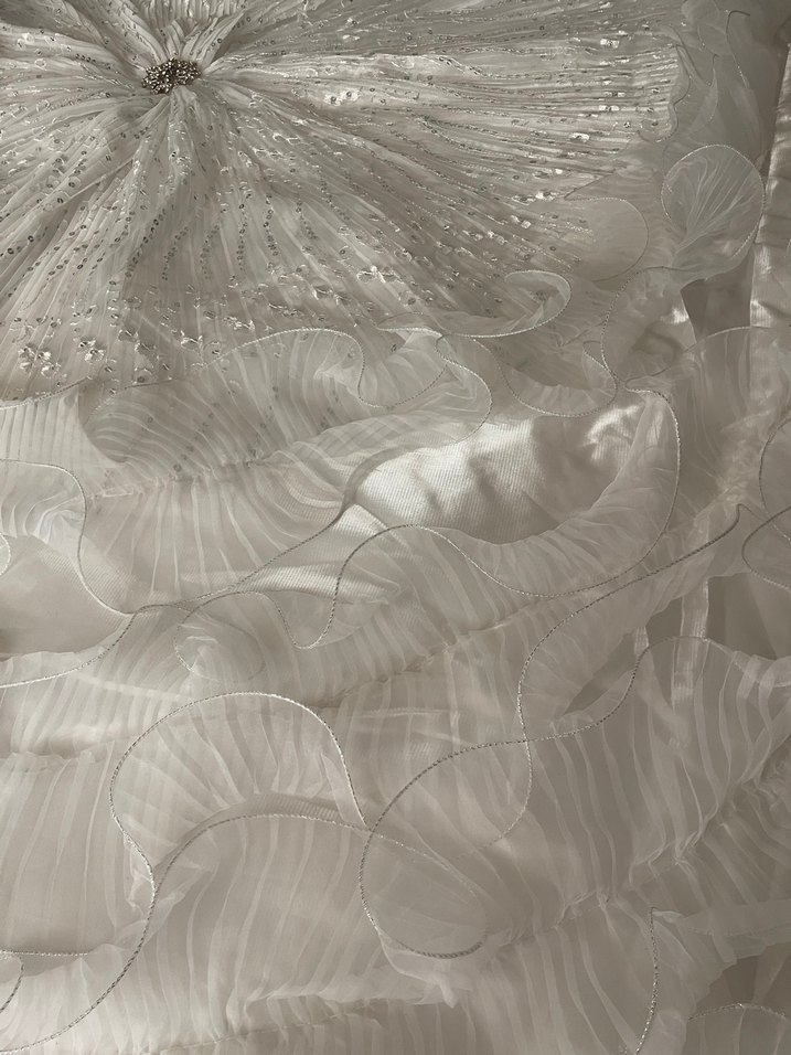 İşlemeli Beyaz Parlak Yatak Örtüsü - Görsel 2