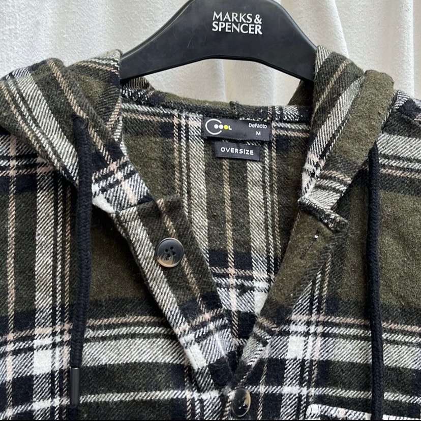 Gri Kapüşonlu Düğmeli Rahat Gömlek - Görsel 2