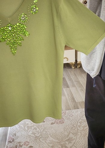 Yeşil V Yaka Payetli bluz - Görsel 4